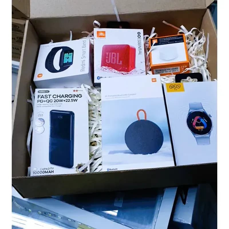 Cajas Amazon con etiquetas Prime visibles antes de clasificar
