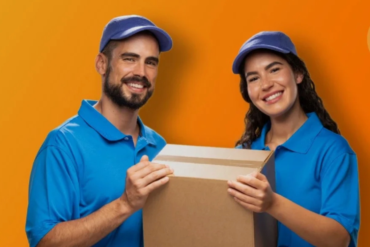 Repartidores entregando cajas de Chollo Cajas